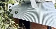 Giông lốc làm sập gian bếp, 3 mẹ con chạy thoát trong gang tấc