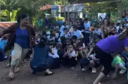 Giáo viên ôm chặt học sinh giữa trận động đất kinh hoàng ở Philippines