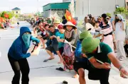 Gần 1.000 người dân Nghệ An kéo co mừng sáp nhập khối