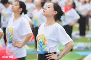 Gần 2.000 người đồng diễn yoga tại Ngày Quốc tế Yoga 2026 ở Hà Nội