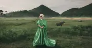 GS.TS Thái Kim Lan trở thành nàng thơ của VUNGOC&SON trong BST Resort 2026
