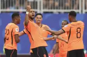 Hà Lan thắng Thụy Điển 5-1, mở toang cánh cửa đi tiếp