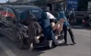 Hà Nội: Ba phụ nữ bám trên nắp capo xe ô tô ở Phú Xuyên