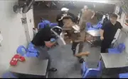 Hà Nội: Bắt đối tượng vác điếu cày đánh liên tiếp vào đầu nam thanh niên trên phố Lê Duẩn