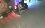 Hà Nội: Cô gái trẻ bị 2 đối tượng áp sát hành hung trước cửa nhà lúc rạng sáng