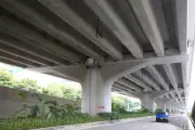 Hà Nội: Nhiều gối cầu Vành đai 3 trên cao bị xô lệch, chèn tạm bằng gỗ