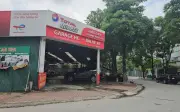 Hà Nội đặt rào chắn, biển cấm nhưng gara ô tô vẫn tấp nập kinh doanh