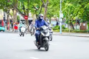 Hà Nội, TP.HCM nắng nóng gay gắt, người dân mặc kín mít khi ra đường