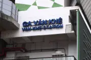 Hà Nội: Xe buýt BRT bị mảng vữa nhà ga metro rơi trúng, vỡ kính