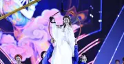 Hòa Minzy hát Thị Mầu, bay người giữa không trung tại concert Thanh xuân