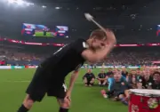 Haaland và đồng đội tái hiện màn 'chèo thuyền Viking' ăn mừng chiến thắng