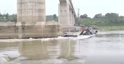 Hai tàu chở hàng bị chìm ở khu vực cầu sông Lô, 5 người thoát nạn