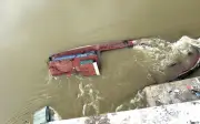 Hai tàu hàng chìm tại chân cầu Sông Lô ở Phú Thọ