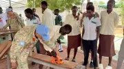 Học sinh Abyei tự tay làm bàn ghế cùng lính Việt Nam