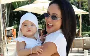 H'Hen Niê xúc động khi con gái chào đời, em bé sơ sinh nay đã thành 'bà cụ non'