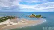 Hải đăng Kê Gà lộ diện con đường cát giữa biển khi thủy triều xuống thấp