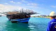 Hải quân sửa máy hỏng cho tàu cá Quảng Ngãi tại Trường Sa