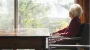 Hiểu đúng về cô đơn tuổi già: Không chỉ là sống một mình