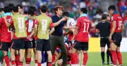 HLV Hong Myung-bo bị cấm vào cửa hàng tiện lợi ở Hàn Quốc sau thất bại World Cup
