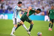 HLV Nam Phi bức xúc vì Messi được ưu ái ở World Cup