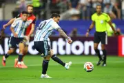 HLV Scaloni: 'Chúng tôi bị sốc ở thời điểm Messi đá hỏng phạt đền'