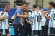 HLV Scaloni tiết lộ kế hoạch để Messi ngồi dự bị trước Jordan