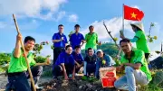 Hơn 100 người trồng cây, dọn rác tại mũi Nghinh Phong hưởng ứng Ngày Đại dương thế giới