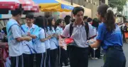 Hơn 1,2 triệu thí sinh bước vào môn Ngữ văn, tiếp sức mùa thi rộn ràng từ sáng sớm