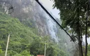 Hơn 200 người căng mình dập lửa cháy rừng phòng hộ ở Ninh Bình