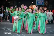 Hơn 2000 người mặc áo dài hoa sen diễu hành bên Hồ Tây