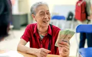 Hơn 20.000 người chưa làm lại ủy quyền nhận lương hưu tại Hà Nội