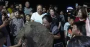 Hòn đá 300 kg ở Quảng Ngãi phát tiếng tù và khi thổi vào lỗ