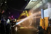 Hàng chục cảnh sát chữa cháy xưởng gỗ ở Hà Nội