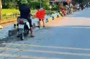 Hàng chục người tắm mương mát lạnh ở Thanh Hóa mỗi chiều hè