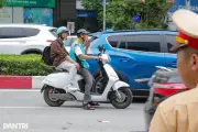 Hàng loạt tài xế xe ôm công nghệ bị CSGT xử phạt vì dùng điện thoại đeo tai nghe