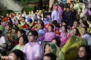 Hàng nghìn khán giả đội mưa xem Gala 'Tổ quốc bình yên' tại TPHCM