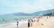 Hàng ngàn người đổ về biển Quy Nhơn tắm cầu may giữa trưa Tết Đoan Ngọ