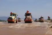 Hàng trăm kỹ sư, công nhân vượt nắng nóng thi công sân bay Phù Cát