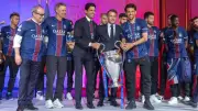 Hàng vạn người hâm mộ cuồng nhiệt chào đón nhà vô địch PSG dưới chân tháp Eiffel