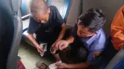 Hành khách cao tuổi đi lạc trên tàu SE11 được nhân viên đường sắt chăm sóc tận tình