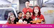Hành khách nhí thích thú nhận quà Quốc tế Thiếu nhi từ Vietjet