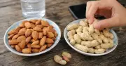 Hạnh nhân và đậu phộng: Loại hạt nào tốt hơn cho tim mạch?