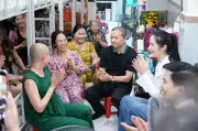 Hoa hậu Ý Nhi xúc động ngày trở lại thăm 'Mái ấm' của các bệnh nhân ung thư