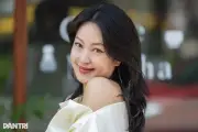 Hot girl đôi đầu mì vẫn trẻ hơn tuổi 38 với gu thời trang phóng khoáng