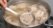 Hớt bọt khi hầm xương có làm mất dinh dưỡng? Chuyên gia giải đáp