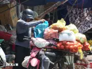 Huế: Người dân vật lộn với nắng nóng gay gắt diện rộng kéo dài