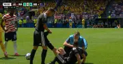 Hy hữu World Cup: Trận đấu bị gián đoạn vì trọng tài chính bị chuột rút