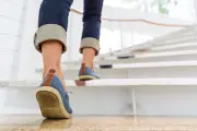 Đi bộ 5 phút mỗi giờ giúp giảm tác hại ngồi lâu, nghiên cứu mới