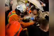 Đội cứu hộ giải cứu nạn nhân trong đống đổ nát ở Venezuela