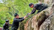 Đại tá Khổng Đình Tám kiểm tra công tác tìm kiếm hài cốt liệt sĩ tại điểm cao 685
